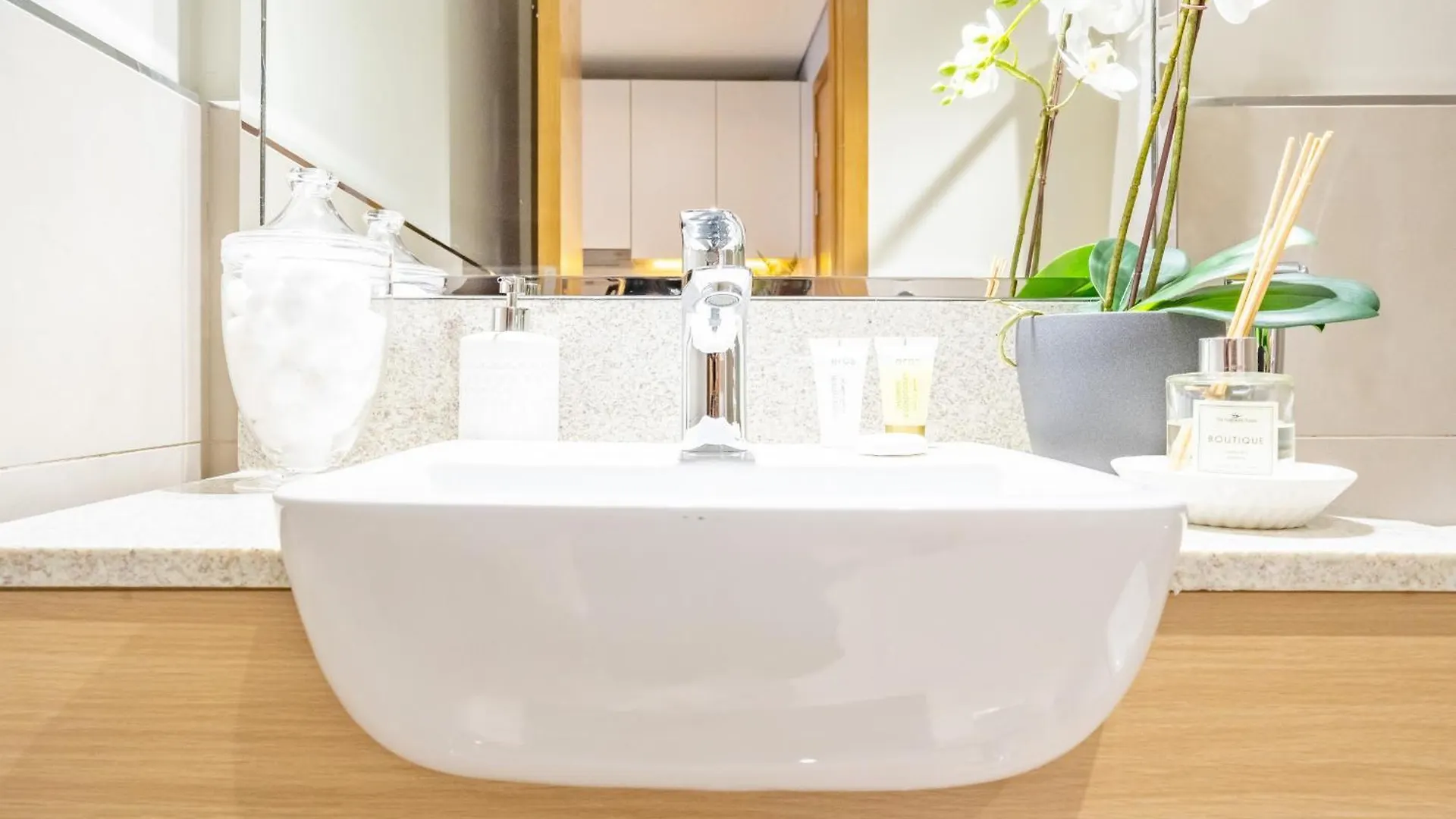 Primestay - Stylish Studio Apartment In Azizi Aura, Dubai