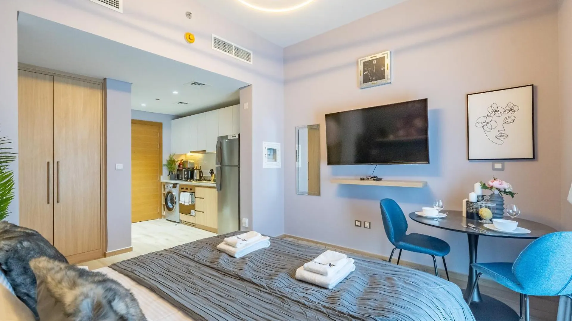 Primestay - Stylish Studio Apartment In Azizi Aura, Dubai 0*,