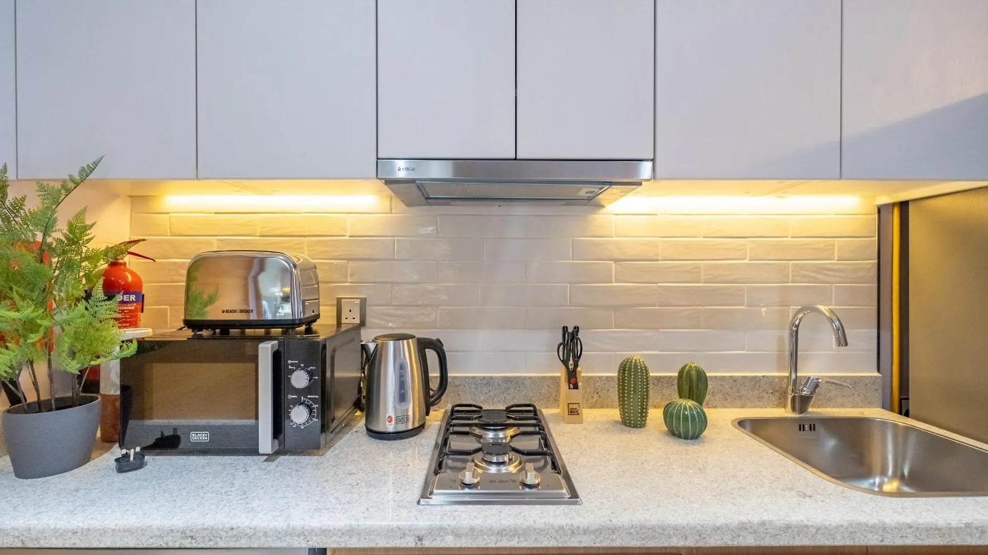Primestay - Stylish Studio Apartment In Azizi Aura, Dubai United Arab Emirates