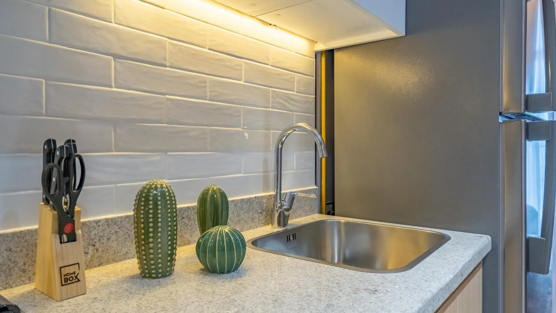 Primestay - Stylish Studio Apartment In Azizi Aura, Dubai
